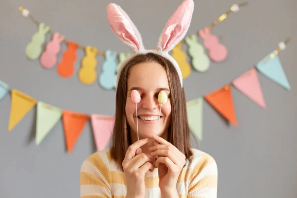 Indoor Shot Smiling Funny Woman Using Rabbit Ears Hiding Her —  Fotos de Stock