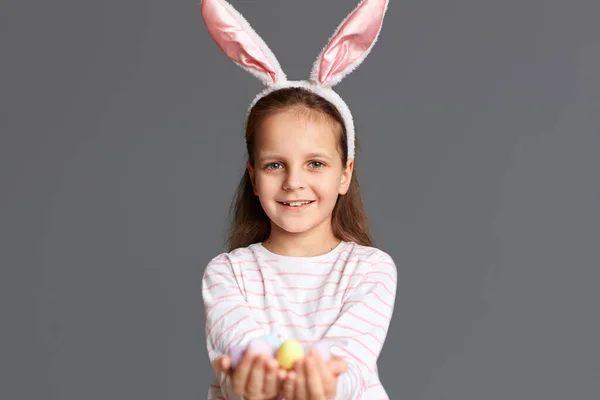 Foto Spokojené Holčičky Zajíčkových Uších Držící Velikonoční Vajíčka Našel Mnoho — Stock fotografie