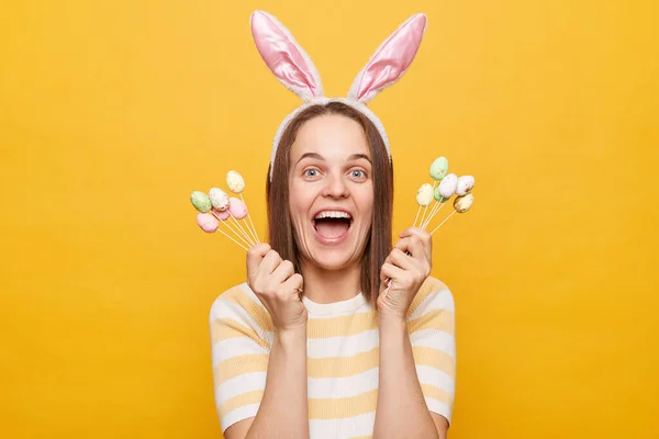 Indoor Shot Amazed Overjoyed Woman Dressed Rabbit Ears Holding Easter —  Fotos de Stock