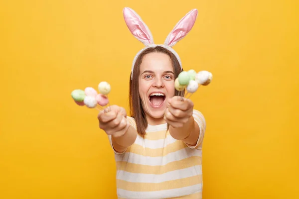 Imagen Mujer Emocionada Festiva Positiva Vestida Orejas Conejo Mostrando Estallidos —  Fotos de Stock