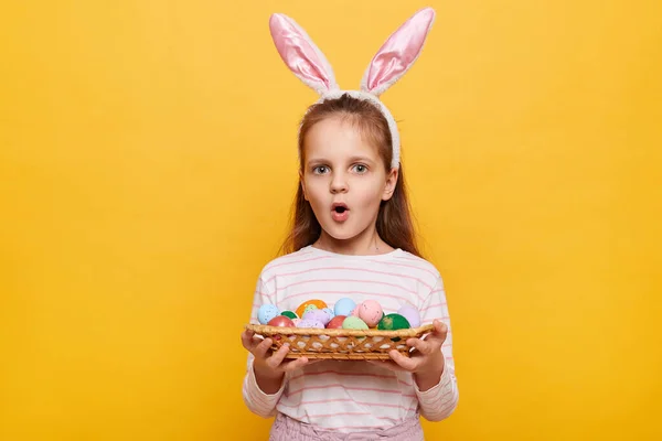 Retrato Niña Sorprendida Con Orejas Conejo Sosteniendo Huevos Pascua Canasta —  Fotos de Stock