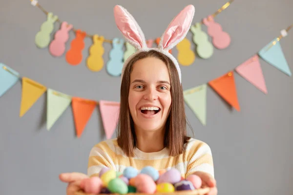 Retrato Mujer Feliz Sonriente Con Camisa Rayas Disfrutando Pascua Aislada —  Fotos de Stock
