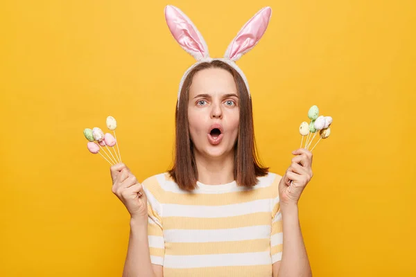 Retrato Mujer Asombrada Con Orejas Conejo Sosteniendo Pops Caramelo Pascua —  Fotos de Stock