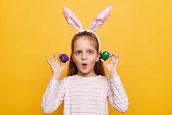 Indoor Shot Shocked Surprised Girl Rabbit Ears Her Head Eggs —  Fotos de Stock