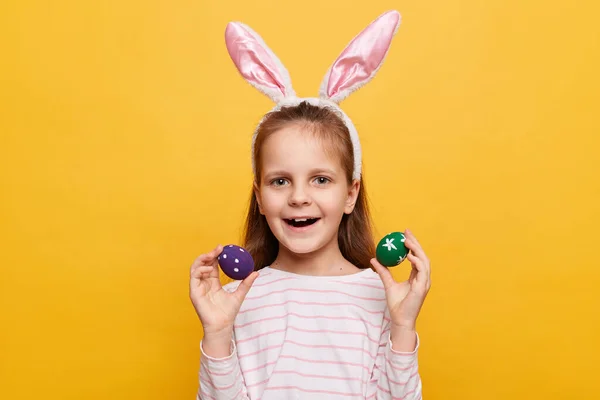 Retrato Chica Encantadora Emocionada Con Orejas Conejo Cabeza Con Huevos —  Fotos de Stock