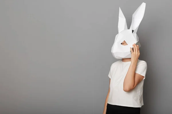 Изображение Неузнаваемой Женщины Белой Футболке Бумажной Маске Кролика Стоящей Изолированно — стоковое фото