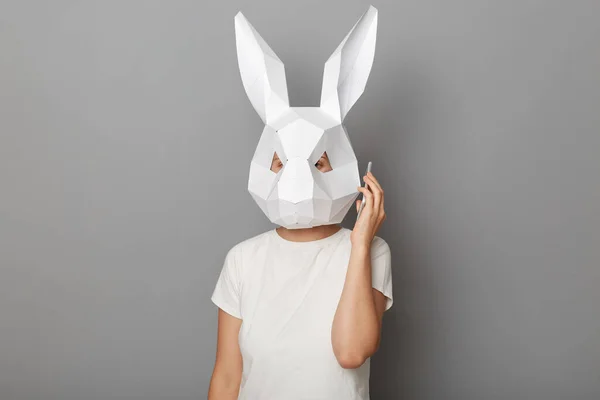 Foto Interior Mujer Irreconocible Con Camiseta Blanca Máscara Conejo Papel —  Fotos de Stock