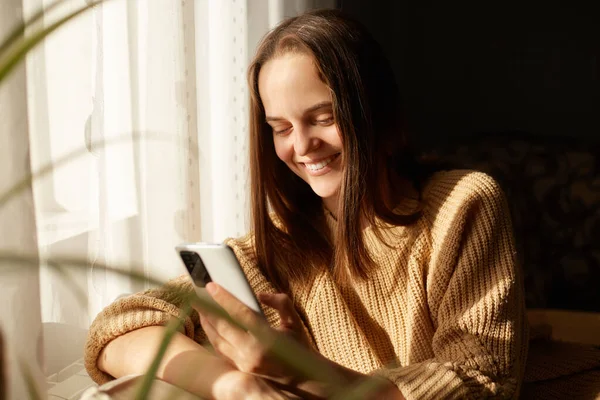 Portrait Very Beautiful Brown Haired Woman Sitting Sofa Using Mobile — Stock Photo, Image