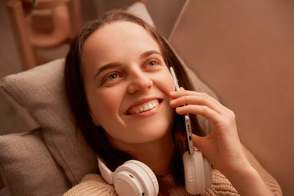 Visão Superior Sorrir Jovem Caucasiana Feliz Segurando Falar Telefone Celular — Fotografia de Stock