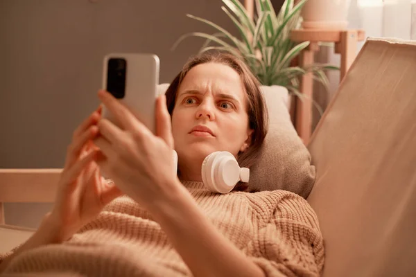 Indoor Shot Young Caucasian Woman Lying Sofa Using Smartphone Looking — Stock Photo, Image