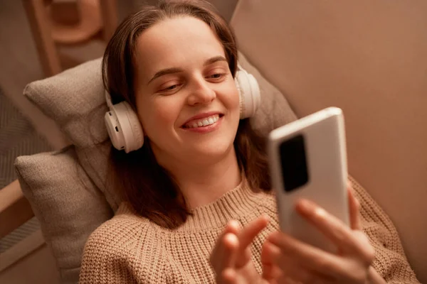 Innenaufnahmen Von Lächelnden Mädchen Die Sich Hause Entspannen Musik Mit — Stockfoto