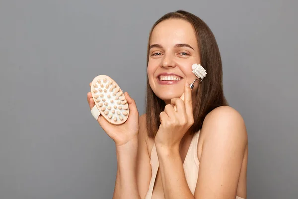 Foto Interna Mulher Sorridente Usando Rolo Para Massagem Facial Cuidando — Fotografia de Stock