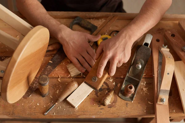 Nahaufnahme Von Oben Wie Ein Tischler Seiner Werkstatt Holz Bearbeitet — Stockfoto