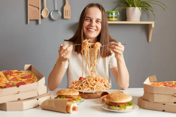 Portrét Šťastně Usmívající Pozitivní Ženy Bílém Tričku Sedící Stolu Kuchyni — Stock fotografie