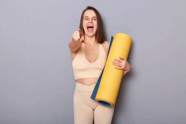 Porträtt Upphetsad Förvånad Sportig Kvinna Bär Beige Träningsoverall Hålla Yogamatta — Stockfoto