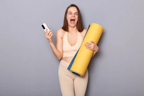 Portrait Excited Amazed Athletic Woman Holding Rolled Fitness Mat Mobile — Stok Foto