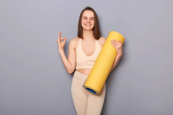 Portret Van Vrij Positieve Atletische Vrouw Houden Opgerold Fitness Mat — Stockfoto