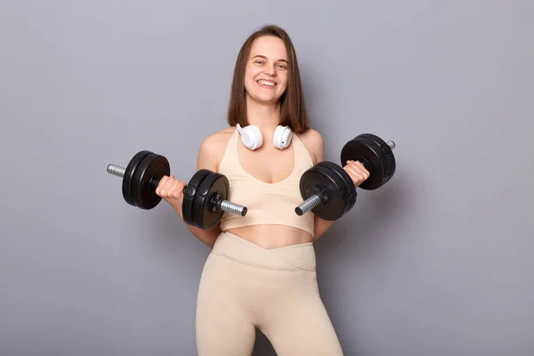 Portret Uśmiechniętej Atletycznej Kobiety Noszącej Top Legginsy Trzymającej Sztangę Ćwiczącą — Zdjęcie stockowe