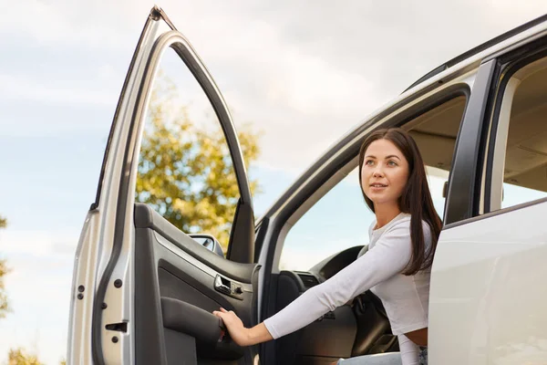 Photo Confident Brown Haired Woman Sitting Driver Seat Opens Door — Stock Photo, Image