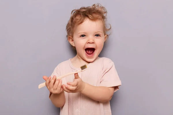 Foto Uma Menina Bonito Segurando Escova Dentes Tentando Escovar Dentes — Fotografia de Stock
