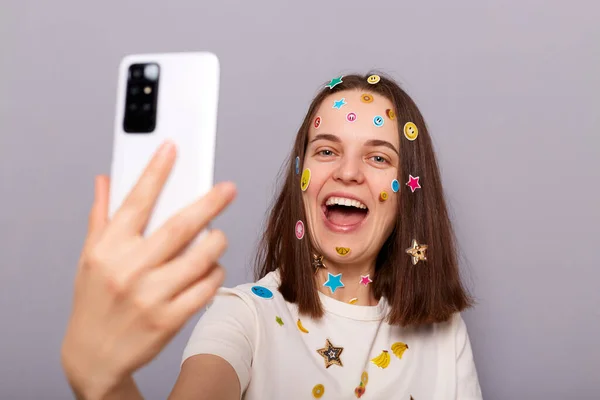 Foto Skrattande Kvinna Bloggare Täckt Med Roliga Klistermärken Gör Selfie — Stockfoto