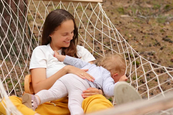 Image Brown Haired Mother White Shirt Child Relaxing Hammock Forest — Stock Photo, Image