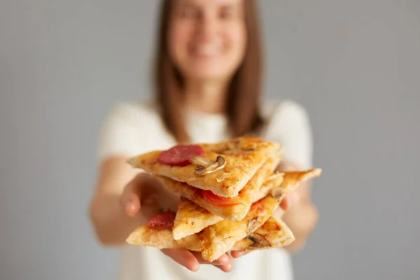 Photo Satisfied Woman Holding Slice Pizza Feels Pleased Pizzeria Looks — Stock Photo, Image
