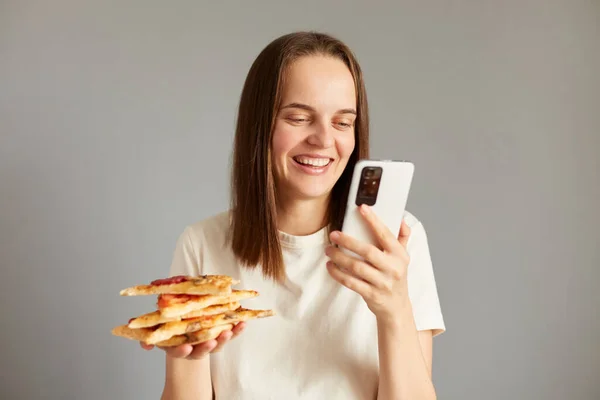 Potret Wanita Ceria Dengan Pizza Tangan Menikmati Makanan Cepat Saji — Stok Foto