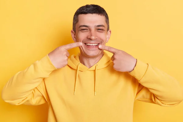 Οδοντιατρική Περίθαλψη Στοματική Υγεία Χαμογελαστός Όμορφος Μελαχρινός Άντρας Κουκούλα Ποζάρει — Φωτογραφία Αρχείου