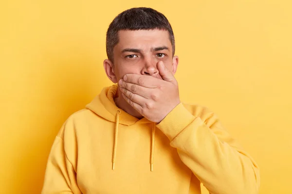 Σοκαρισμένος Άνθρωπος Φορώντας Casual Hoodie Καλύπτει Στόμα Παλάμη Κρατώντας Μυστικό — Φωτογραφία Αρχείου