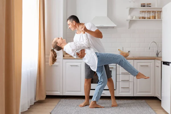 Gelukkig Liefdevol Jong Paar Dansen Date Moderne Keuken Lachende Man — Stockfoto