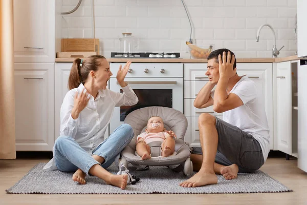 Família Desespero Com Criança Sentada Chão Cozinha Moderna Discutindo Ter — Fotografia de Stock
