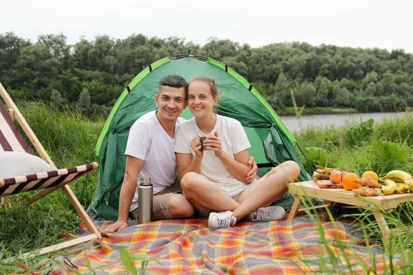Onnellinen Perhe Viikonloppuna Vaimo Aviomies Rentoutuvat Lähellä Jokea Nauttivat Piknikistä — kuvapankkivalokuva