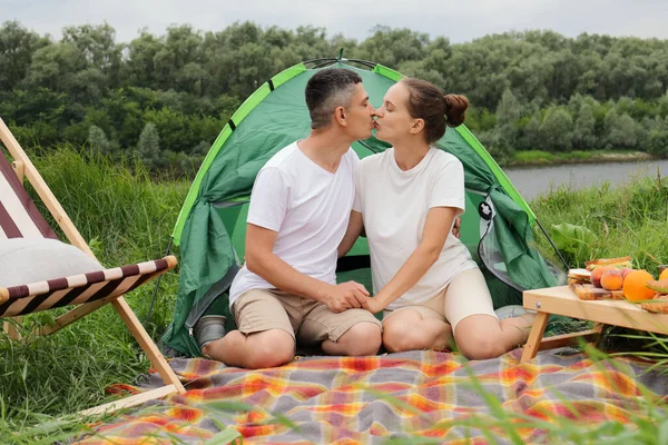 Liefdevolle Man Vrouw Buurt Van Tent Aan Meer Rivier Picknick — Stockfoto