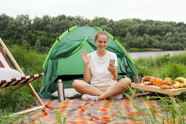 Mooie Vrouw Buurt Van Tent Rivier Actieve Levensstijl Reizen Tijd — Stockfoto