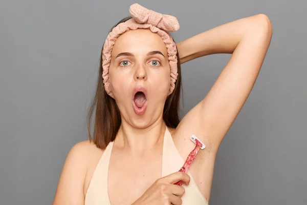 Verrast Verrast Jonge Vrouw Met Haarband Met Behulp Van Scheermes — Stockfoto
