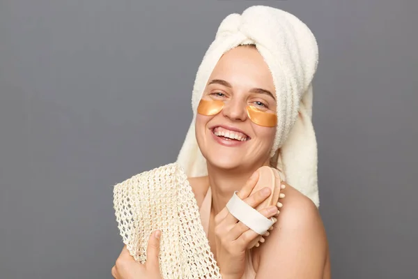 Zadowolona Radosna Młoda Kobieta Owinięta Ręcznik Łatami Pod Oczami Korzystająca — Zdjęcie stockowe