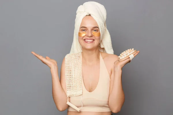 Huidverzorging Schoonheidsbehandelingen Glimlachende Jonge Vrouw Verpakt Hoofd Handdoek Met Vlekken — Stockfoto