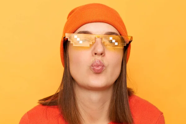 Flirtare Donna Divertente Indossando Maglione Arancione Occhiali Stile Minecraft Isolato — Foto Stock