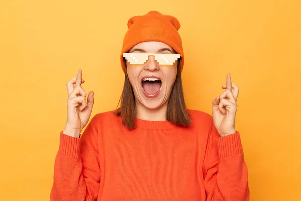 Εξαιρετικά Χαρούμενη Χαρούμενη Γυναίκα Φορώντας Πορτοκαλί Πουλόβερ Και Γυαλιά Στυλ — Φωτογραφία Αρχείου