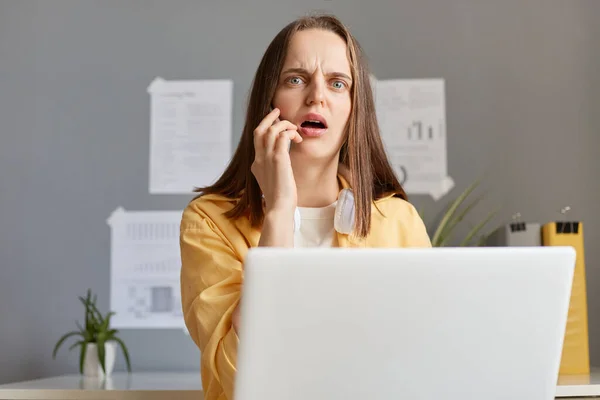 Shocked Scared Woman Working Laptop Office Talking Phone Hearing Shocking — Stock Photo, Image