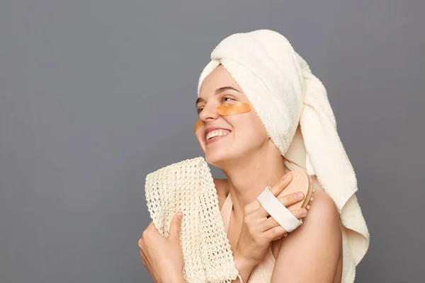 Masaż Sucho Prysznic Zabiegów Kosmetycznych Zachwycona Uśmiechnięta Młoda Kobieta Owinięta — Zdjęcie stockowe