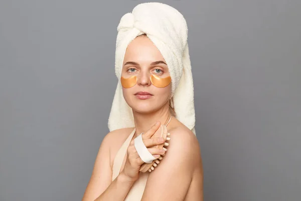 Piękny Portret Atrakcyjnej Spokojnej Młodej Kobiety Owiniętej Głową Ręcznik Łatami — Zdjęcie stockowe