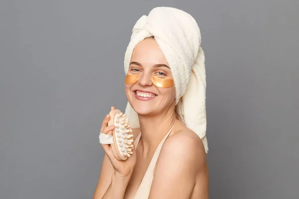 Zadbana Piękna Młoda Kobieta Owinięta Ręcznik Szczotką Ciała Suchego Masażu — Zdjęcie stockowe