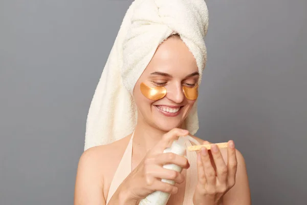 Zabiegi Kosmetyczne Skóra Szczęśliwa Młoda Radosna Kobieta Owinięta Ręcznik Łatami — Zdjęcie stockowe