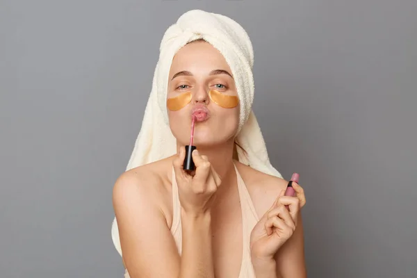 Maquillage Quotidien Jeune Femme Drôle Ludique Enveloppée Dans Une Serviette — Photo