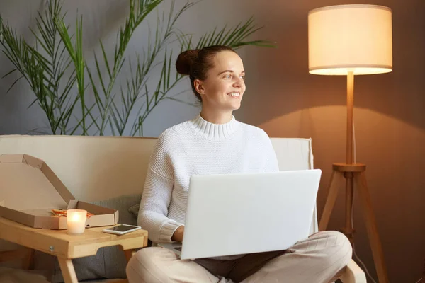 Dreamy Smiling Caucasian Woman Bun Hairstyle White Sweater Looking Laptop — Stock Photo, Image