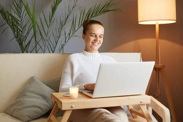 Smiling Freelancer Woman Bun Hairstyle White Sweater Looking Laptop Screen — Stock Photo, Image