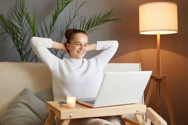 Happy Smiling Woman Bun Hairstyle White Sweater Looking Laptop Screen — Stock Photo, Image