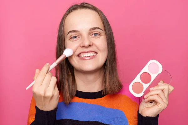 Mujer Atractiva Sonriente Usando Suéter Haciendo Maquillaje Usando Cepillo Cosmético —  Fotos de Stock